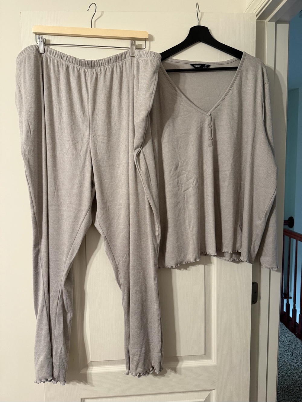 Simply Vera Vera Wang Light Gray Two-Piece V-Neck Lounge Pajama Set. * NWOT*